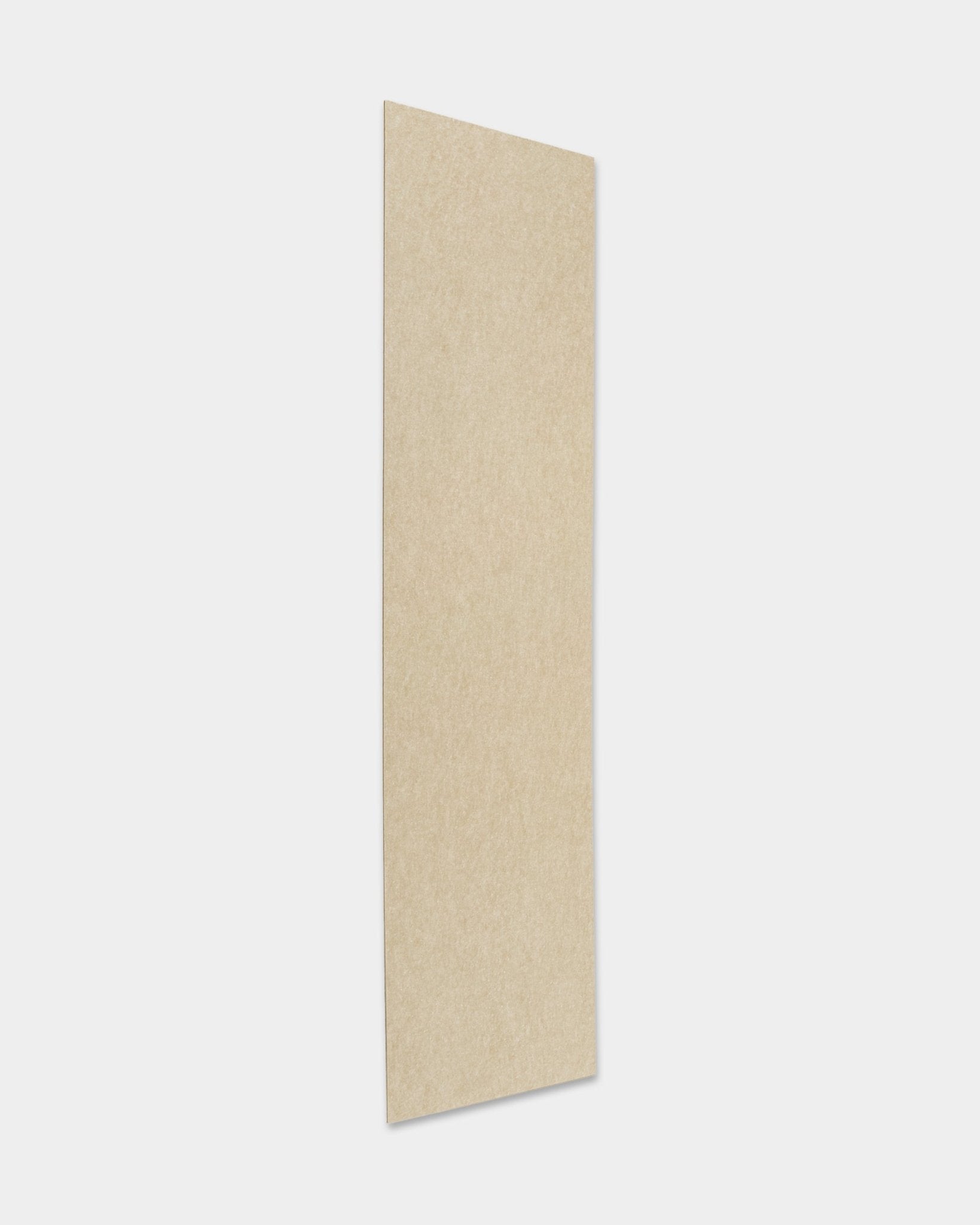 WoodUpp Akupanel akustisk trepanel i filt/beige-utførelse (240,1 x 59,8 cm), montert vertikalt mot en ensfarget lys grå bakgrunn.